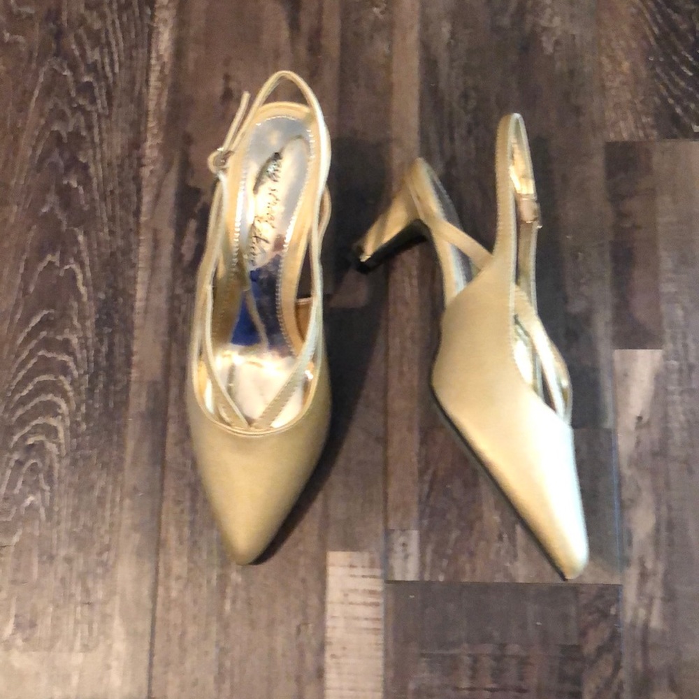 NWOB gold size 6w Easy Street Alive 5 dance flex slingback heels